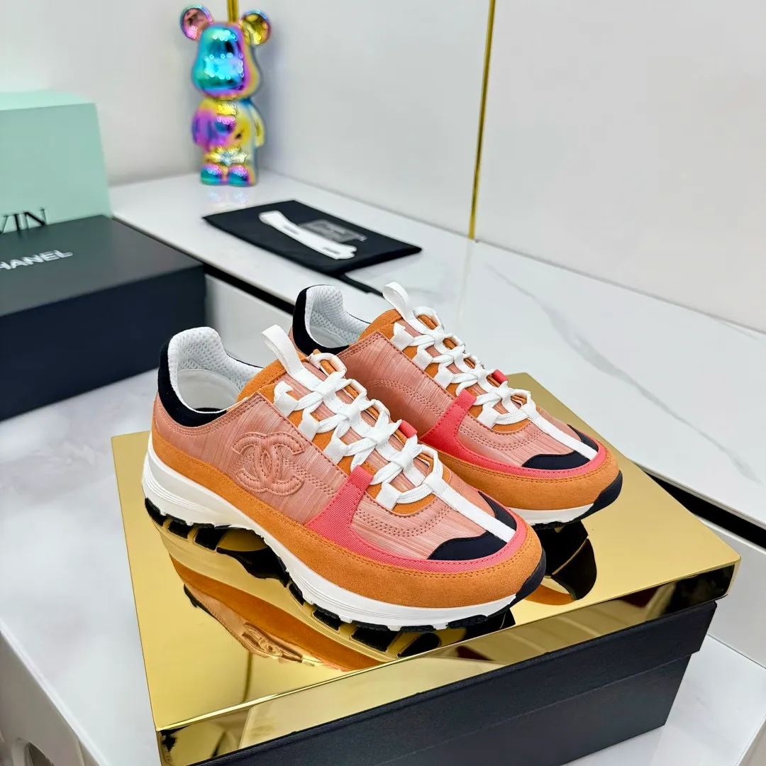 👟👟Ex-factory price 600👟👟High quality! ! ! CHANEL Chanel 25A latest thick-soled casual sports shoes. The counter is synchronized. The counter is very popular. It is a shoe that is very difficult to buy. The most popular thick-soled casual shoes on the Internet. As you can imagine, the most popular thick-soled casual shoes can not be missed. It has both good looks and comfort. Simple and versatile. The thick sole increases the height and is super versatile. Whoever wears it will look better. Upper: cowhide stitching. Lining: breathable mesh. Outsole: TPU original outsole. Size: 35-41 👉